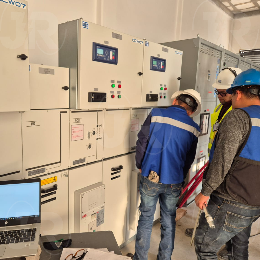 Especialista de JR en instalación y pruebas de una subestación